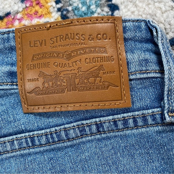Levi’s Strauss Ribcage Bell Jeans - Picture 7 of 7
